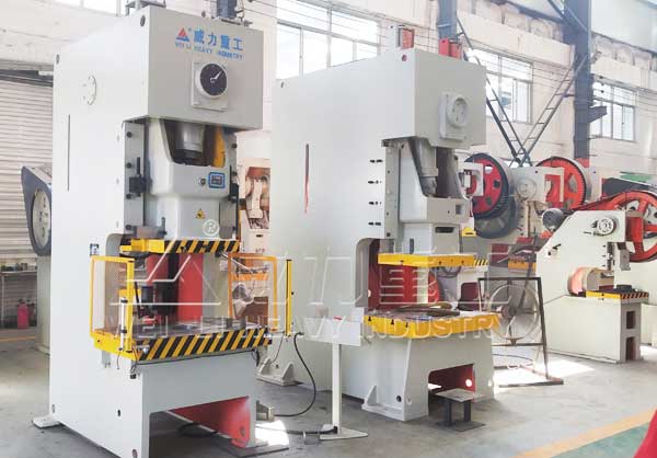 氣動沖床車間現(xiàn)貨圖